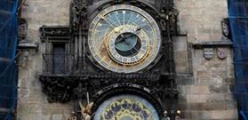 تعمیر یکی از قدیمی‌ترین ساعت‌های جهان