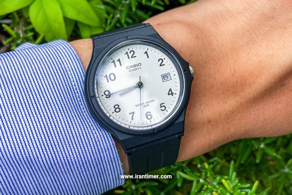 ساعت مچی مردانه و زنانه کاسیو مدل MW-59-7BVDF یک ساعت تقویم دار دارای ترکیب رنگ خاص