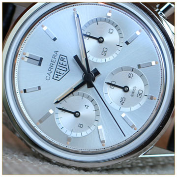 شکل 1- نسخه محدود Carrera 160 Years Silver تگ هویر ها کالیبر مدل Heuer 02 مجهز شده است. مهم‌ترین جنبه طراحی، صفحه نقره‌ای رنگ با پوشش starburst finish می‌باشد. این مدل بر اساس Heuer Carrera 2447S (در سال 1963) گرفته شده است. مدل Heuer Carrera 2447S از اولین مد‌های پیشنهادی Carrera بود.